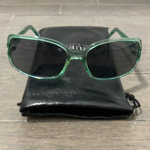 Y2K Vintage Guess Sunglasses with Case - Picture 3 of 8